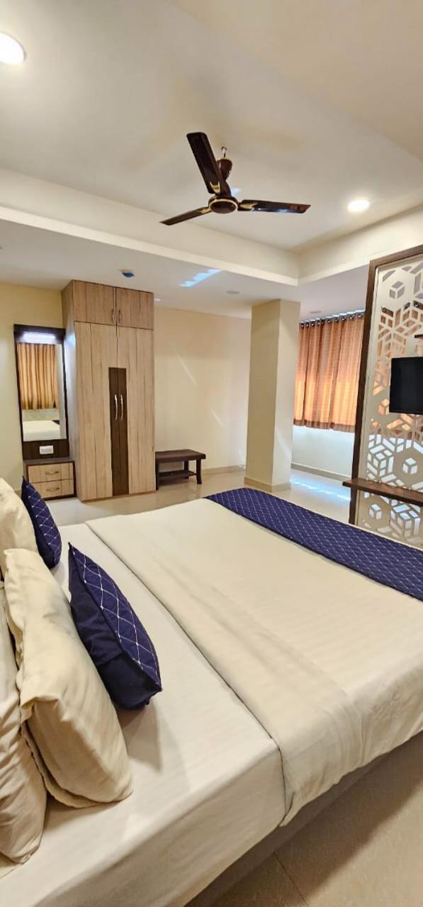 Stayguru Hotel Atithi Bhuj Buitenkant foto