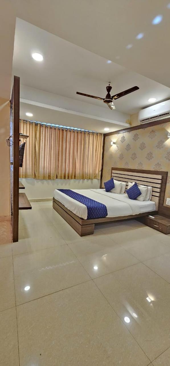 Stayguru Hotel Atithi Bhuj Buitenkant foto