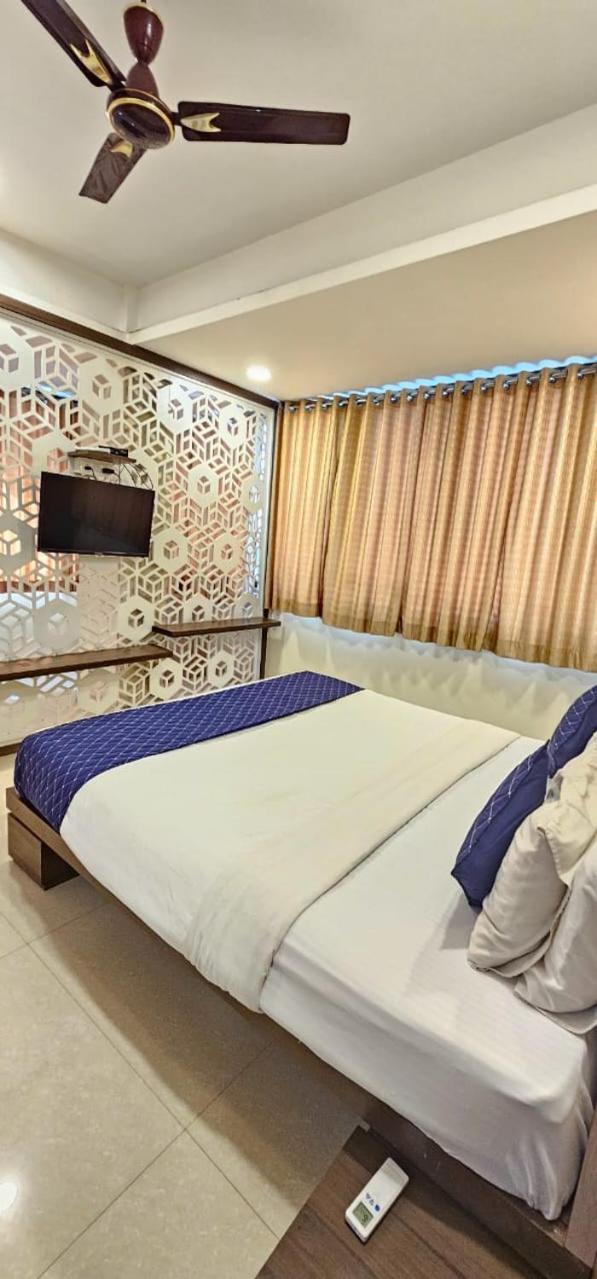 Stayguru Hotel Atithi Bhuj Buitenkant foto