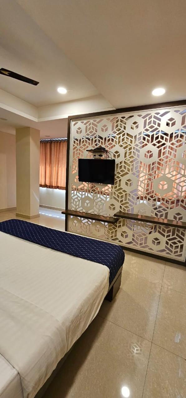 Stayguru Hotel Atithi Bhuj Buitenkant foto