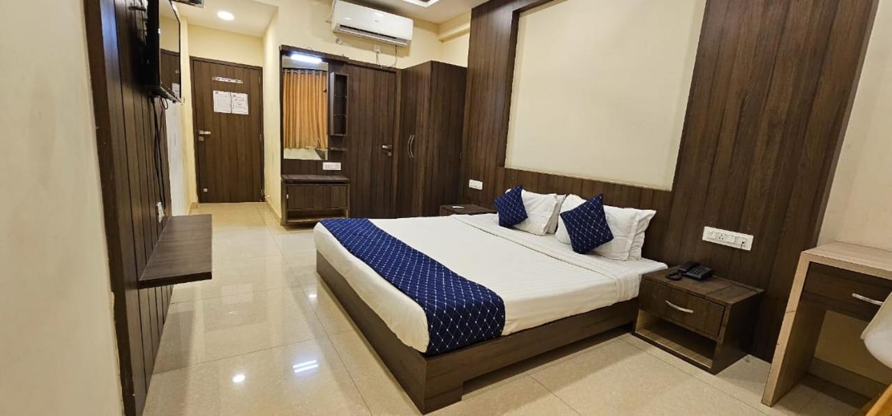 Stayguru Hotel Atithi Bhuj Buitenkant foto