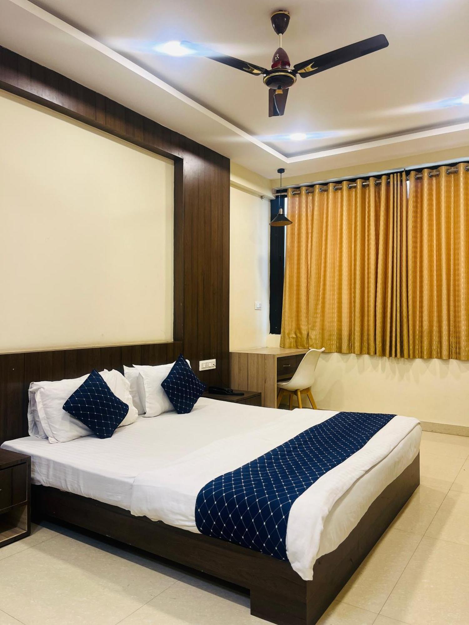 Stayguru Hotel Atithi Bhuj Buitenkant foto