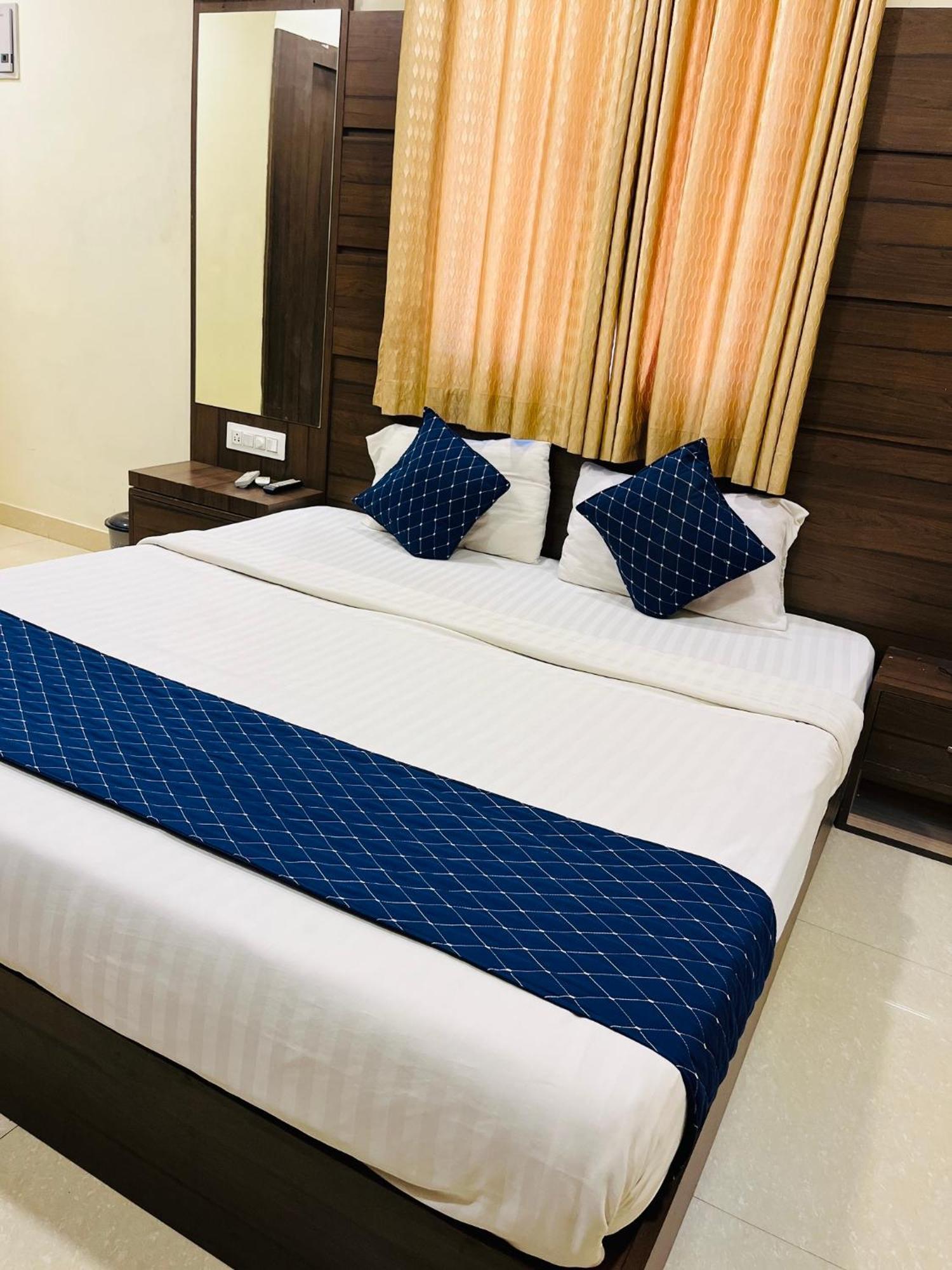 Stayguru Hotel Atithi Bhuj Buitenkant foto