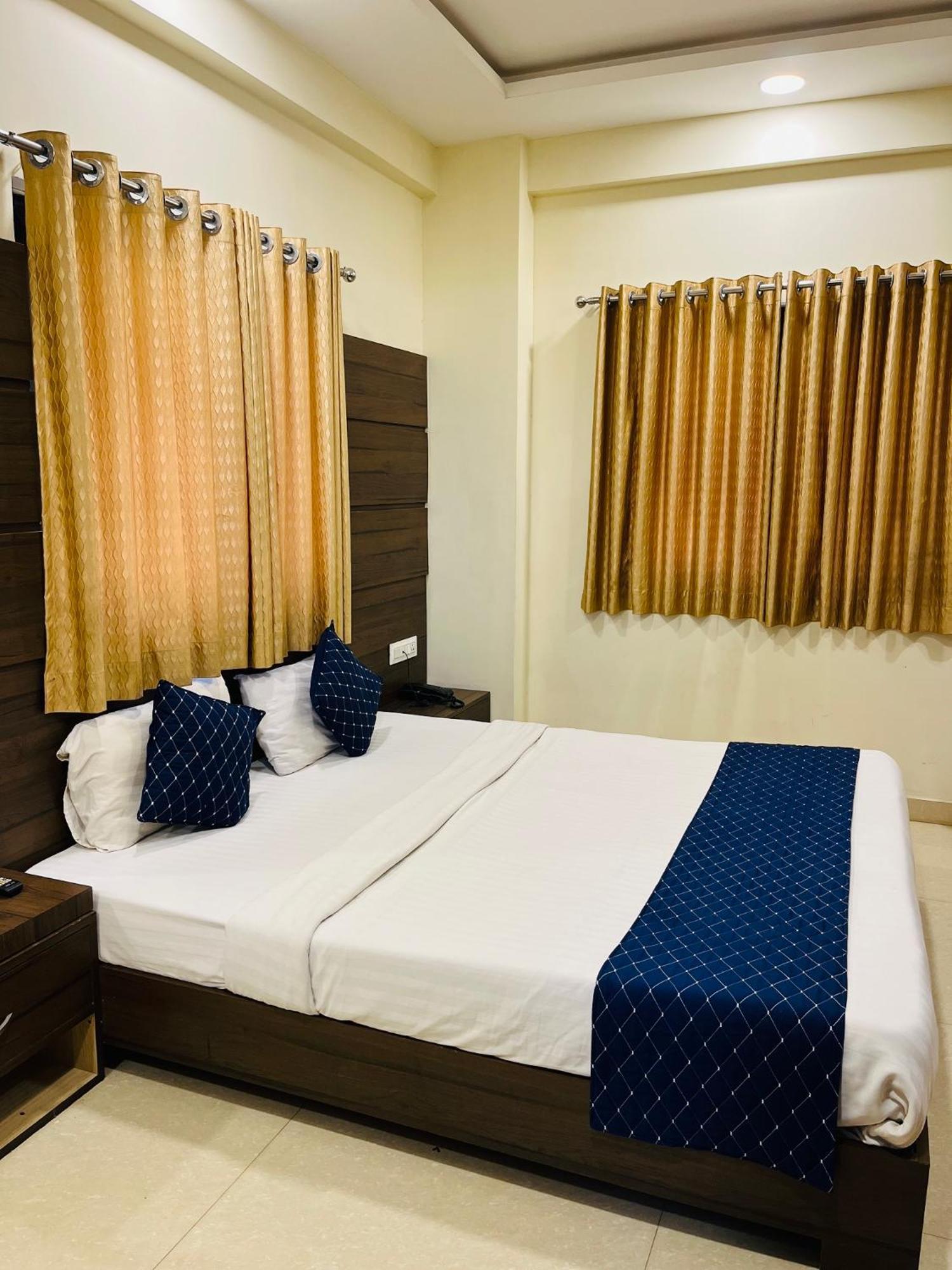 Stayguru Hotel Atithi Bhuj Buitenkant foto