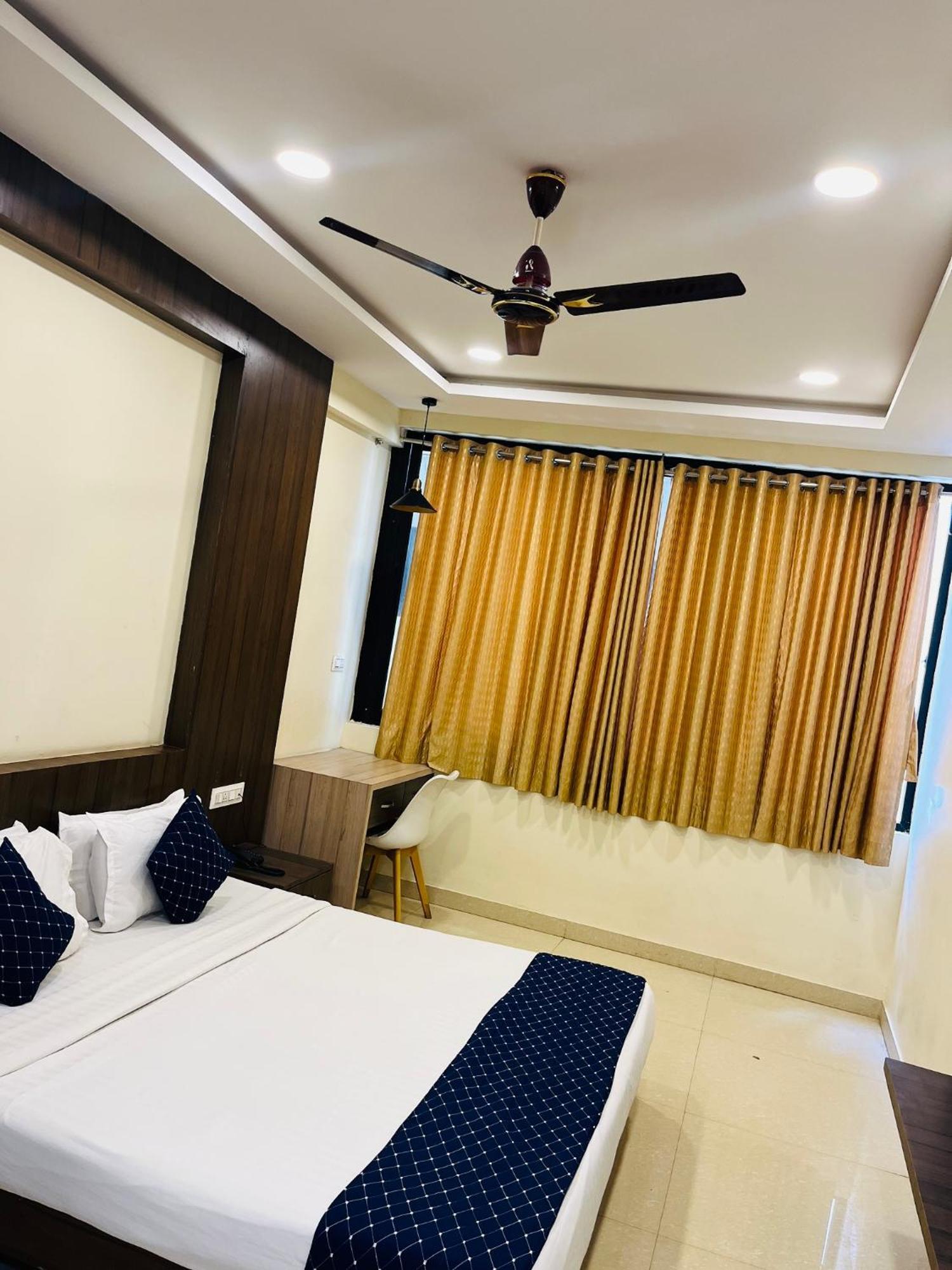 Stayguru Hotel Atithi Bhuj Buitenkant foto
